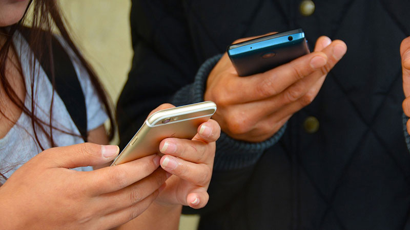 2 Users Texting